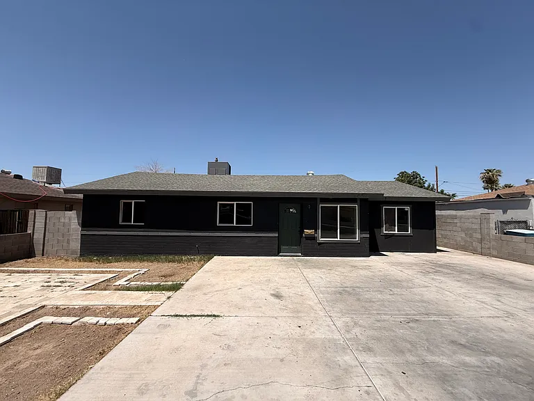 4216 N 30th Dr — Photo 1
