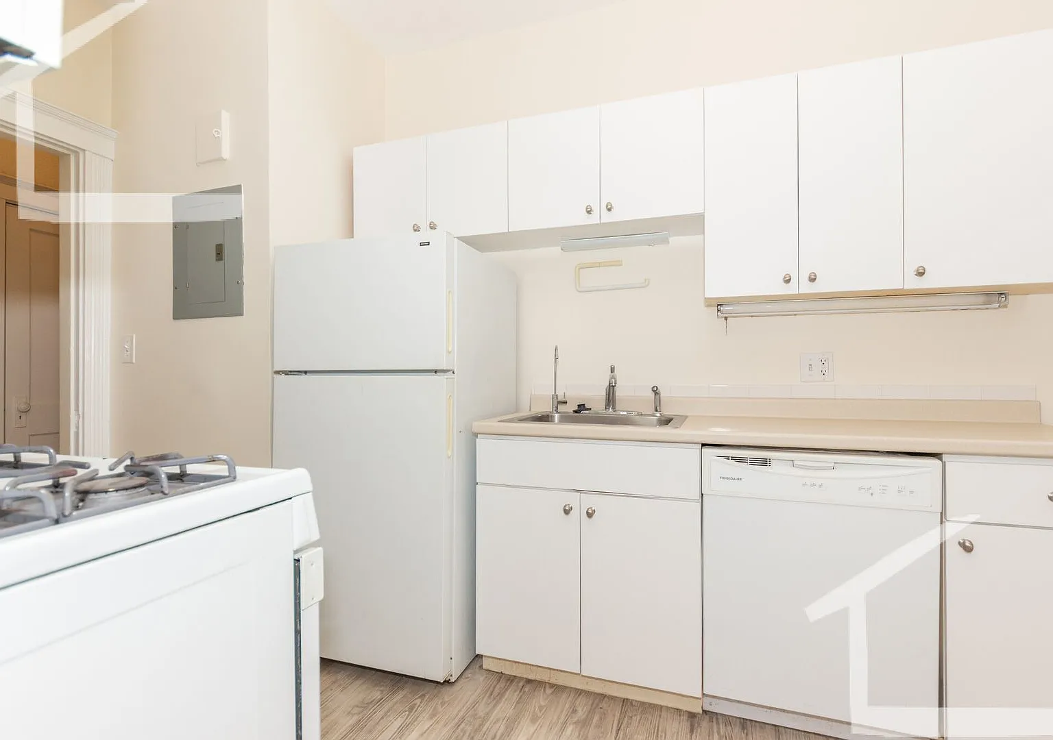 One Month Rent Free, No Brokers Fee, No Security Deposit, Coolidge Corner Area of Brookline. Larg... — Photo 4