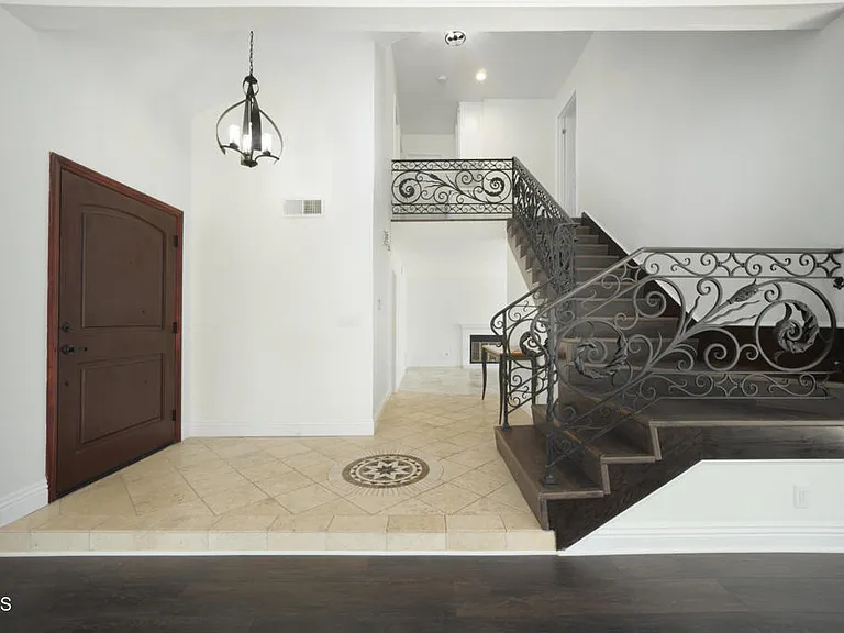 614 Gilbert St — Photo 3