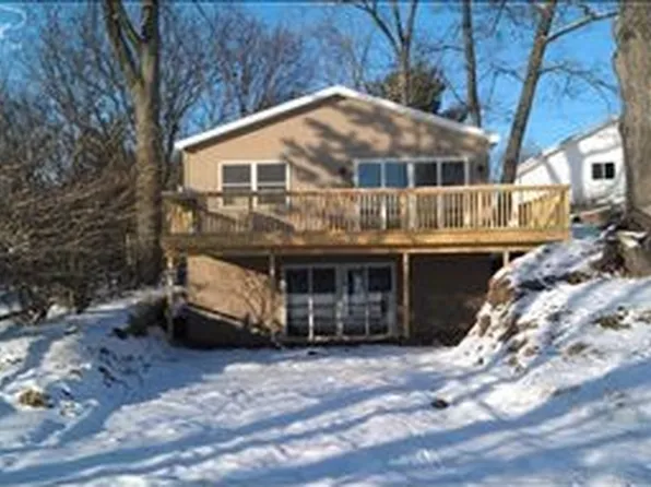 813 Byram Lake Dr, Linden, MI 48451