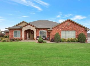 114 Riverview Dr, Clinton, OK 73601