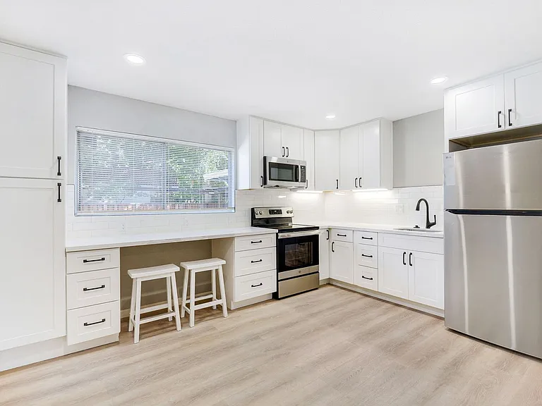 828 D St — Photo 4