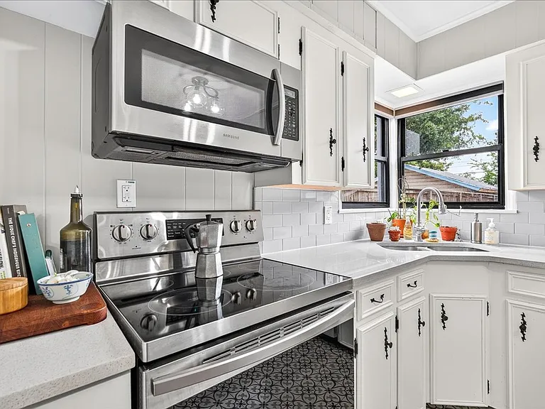314 Melrose St — Photo 17