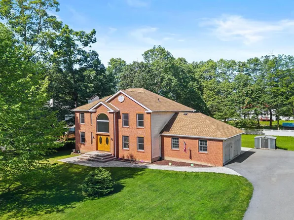 1031 Red Maple Ln, Stroudsburg, PA 18360