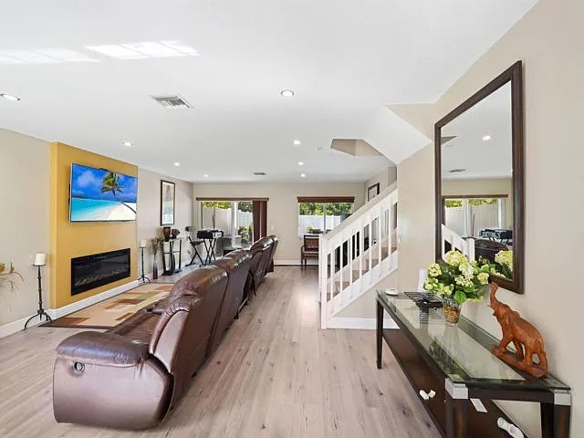 4 bed, 2.5 bath, $6,250 — Photo 2