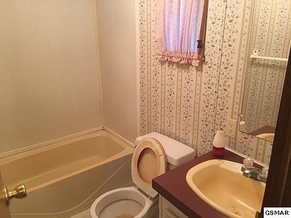 3rd image of 1633 Sky View Dr W