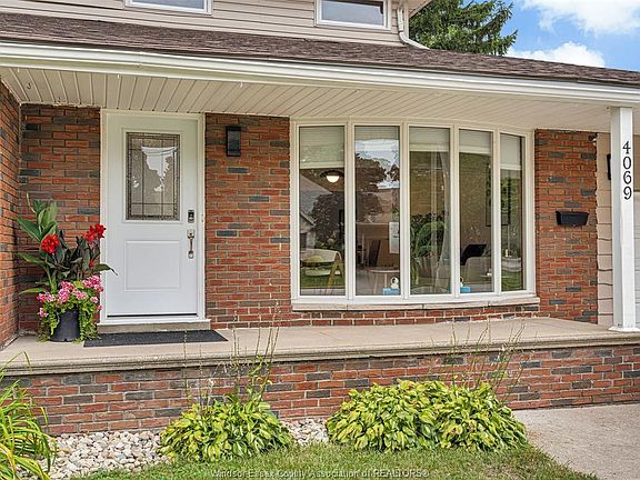 4th image of 4069 Roseland Dr W
