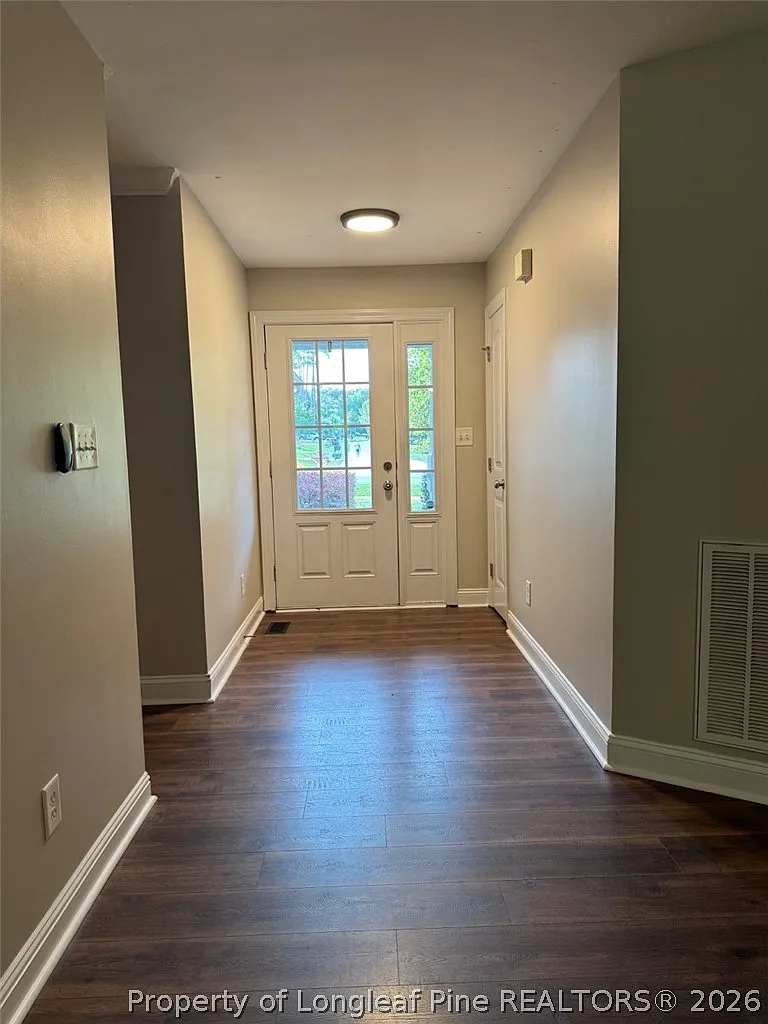 3 bed, 2.0 bath, 2571 sqft, $1,900 — Photo 3