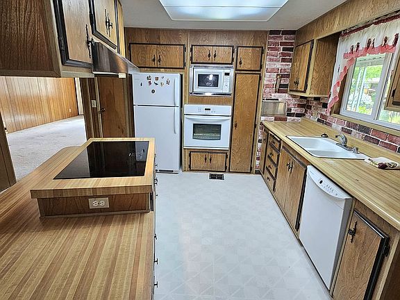 4th image of 1800 Lakewood Ct Space 131