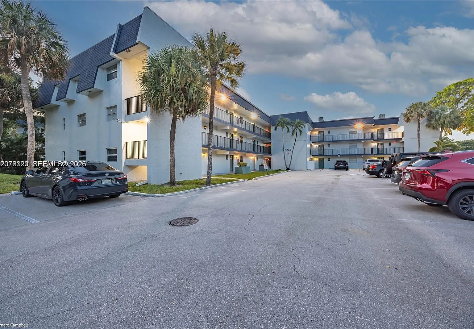 Canongate Condominium — Photo 1