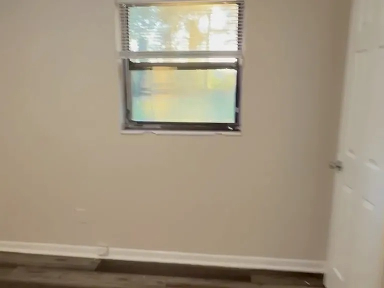 210 SW Elizabeth Ct — Photo 2