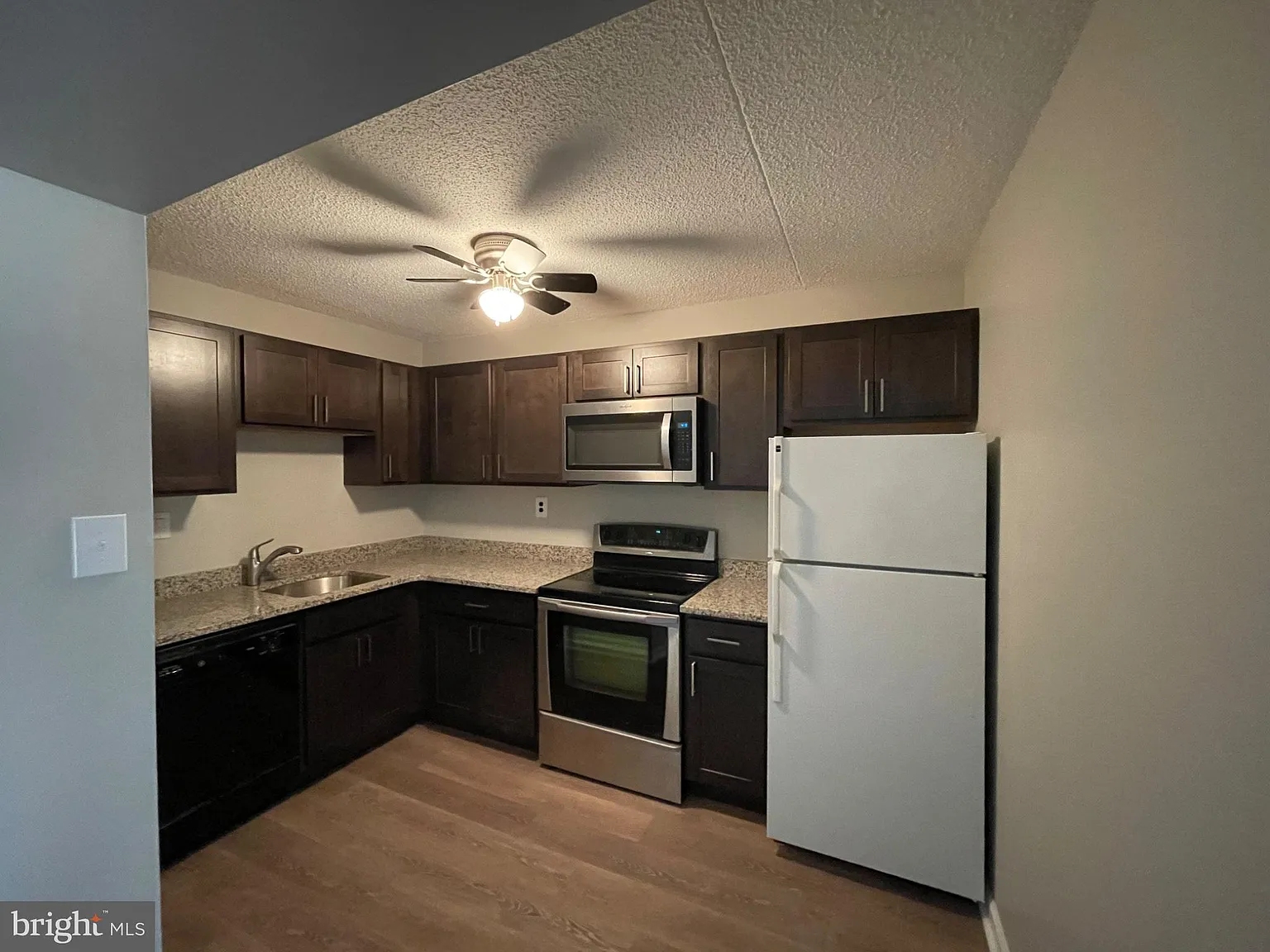 2 bed, 1.0 bath, 889 sqft, $1,850 — Photo 1