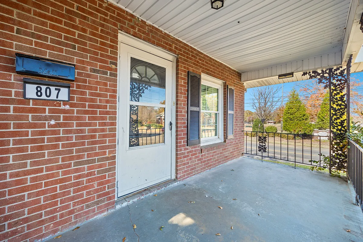 Building Photo - 807 N Morris St