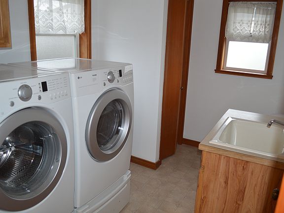 Laundry, sink ang toilet, storage