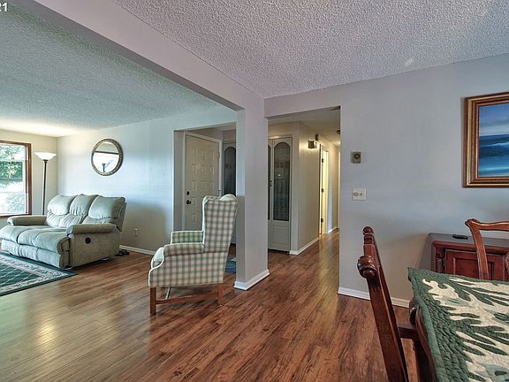 3rd image of 1011 SE 141st Ct