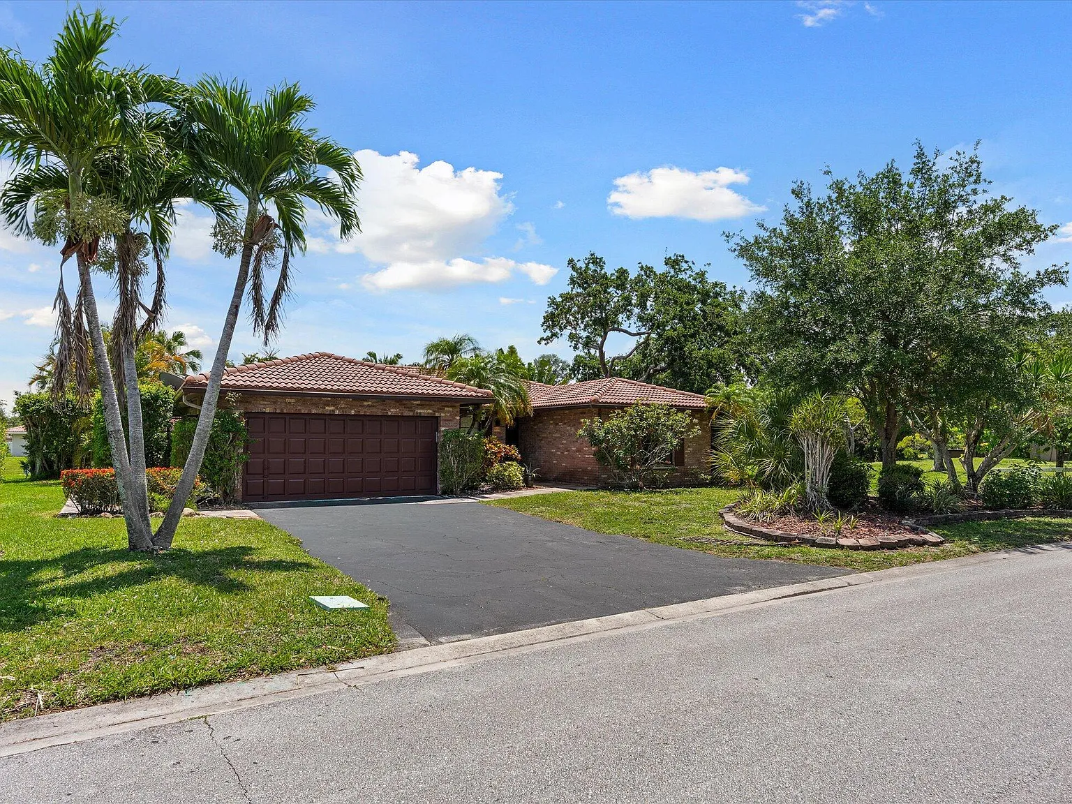 4 bed, 2.0 bath, 1821 sqft, $4,300 — Photo 2