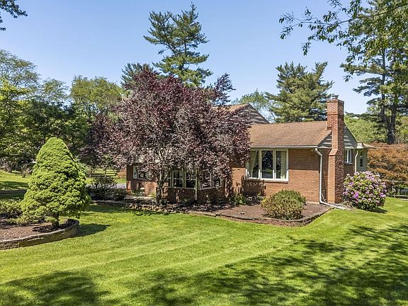 5th image of 1253 Surrey Rd
