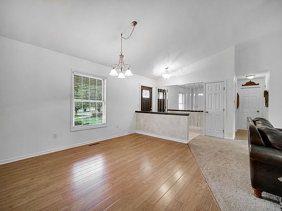 5th image of 950 Port Cir