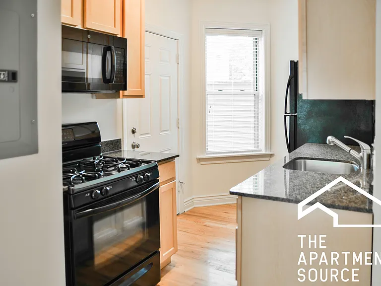1210 W Waveland Ave #1 — Photo 2