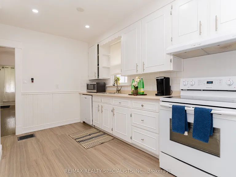4397 Homewood Ave — Photo 10