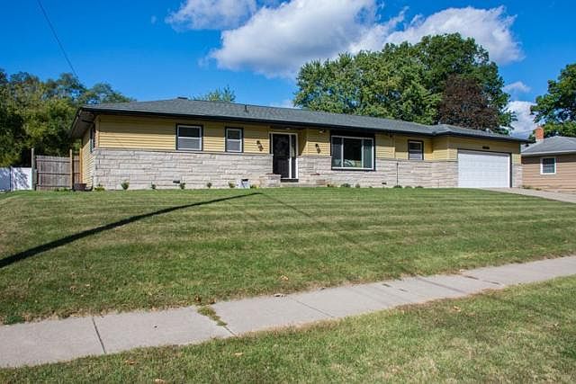 1st image of 1015 N Twyckenham Dr