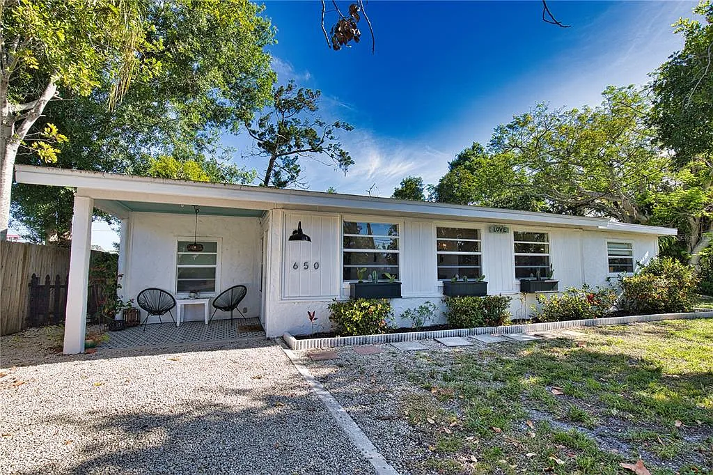 3 bed, 2.0 bath, 1421 sqft, $2,200 — Photo 2