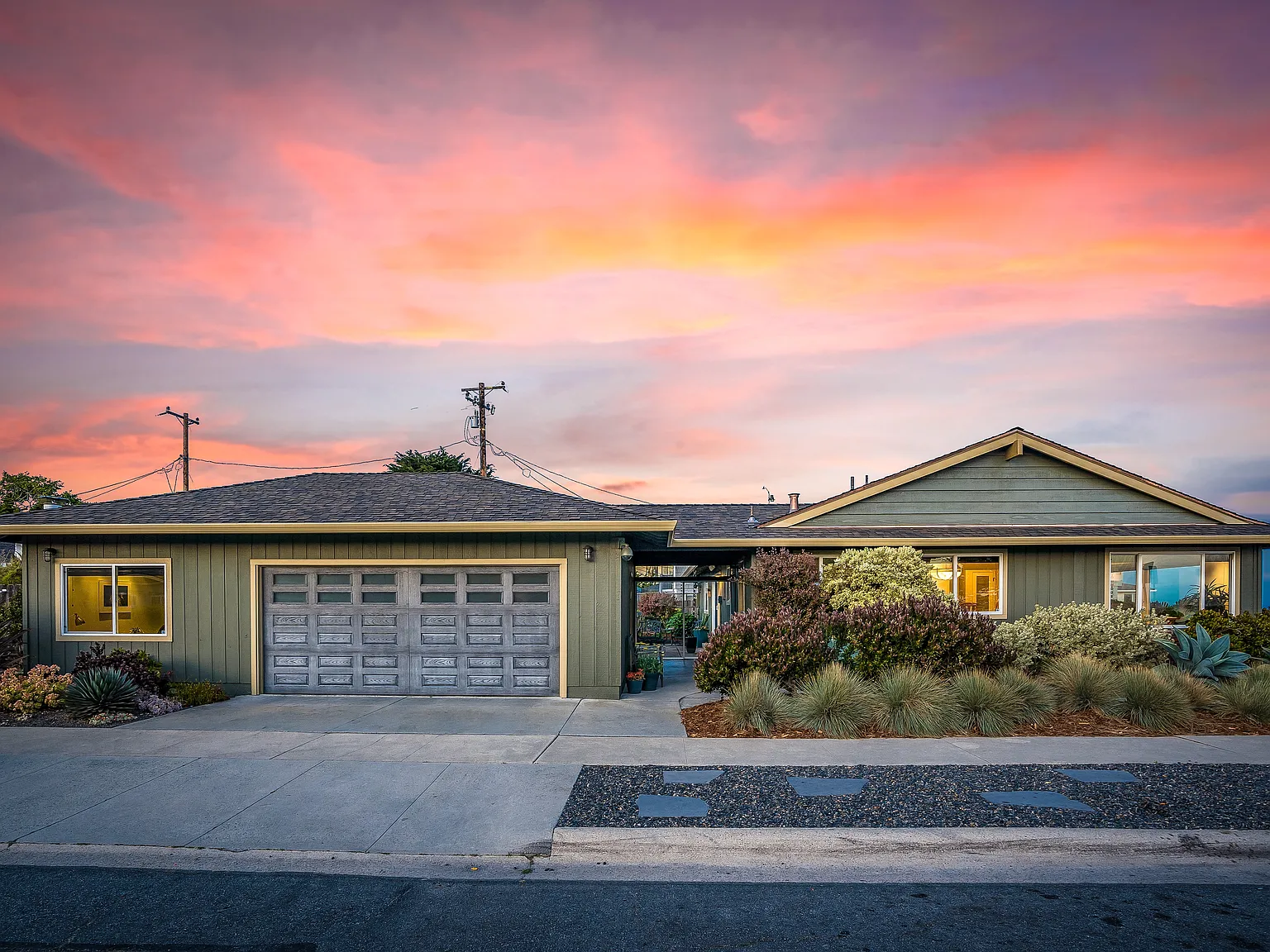 2032 W Cliff Dr — Photo 1