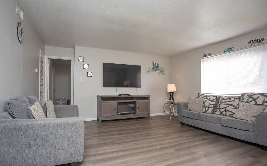 Richmond Hills Apartments — Photo 2