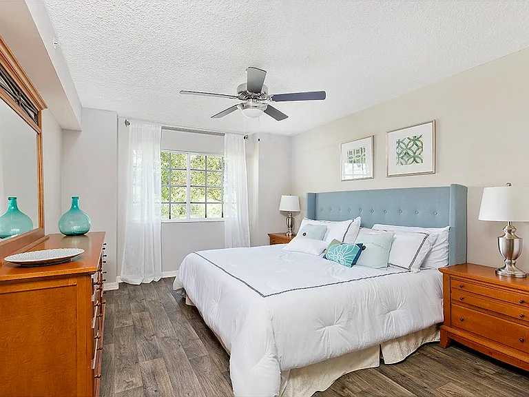 Sanctuary Cove Apartments — Photo 12