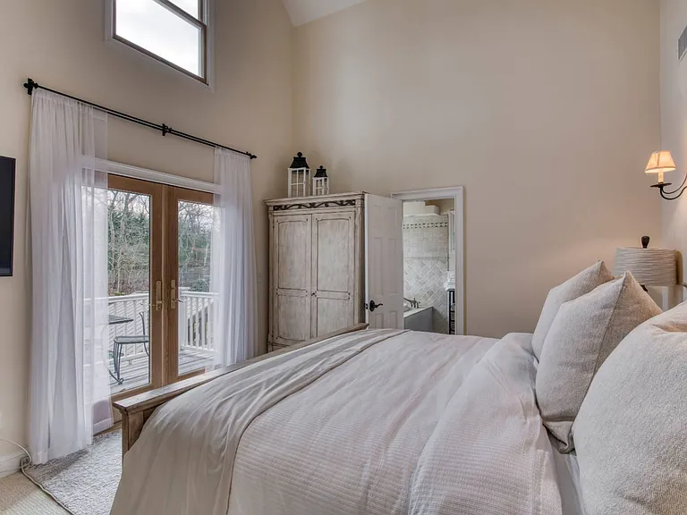 1532 Noyack Rd — Photo 10