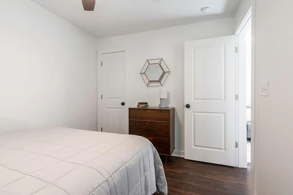 1 bed, 450 sqft, $1,350 — Photo 2