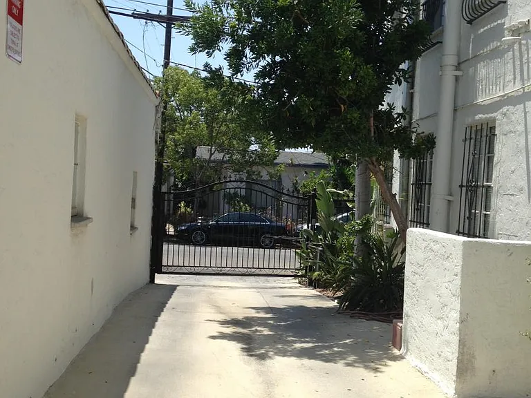 802 N Sweetzer Ave #106 — Photo 21