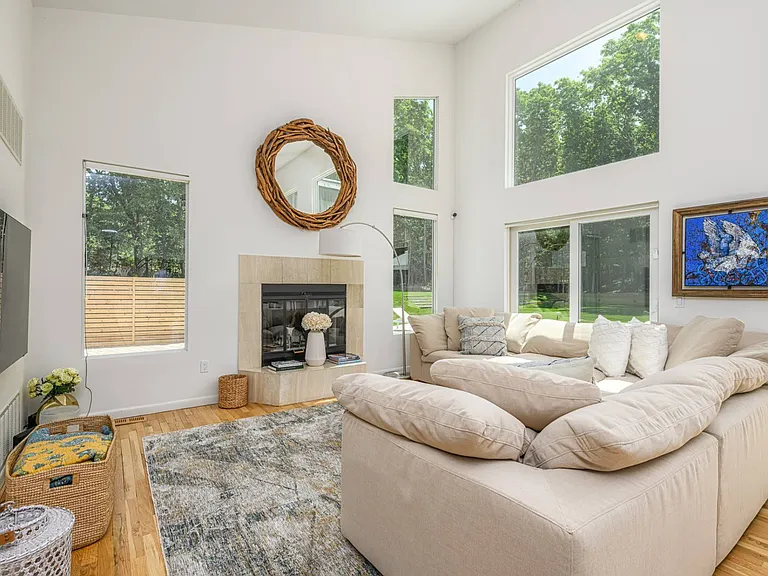 1646 Noyack Rd — Photo 7