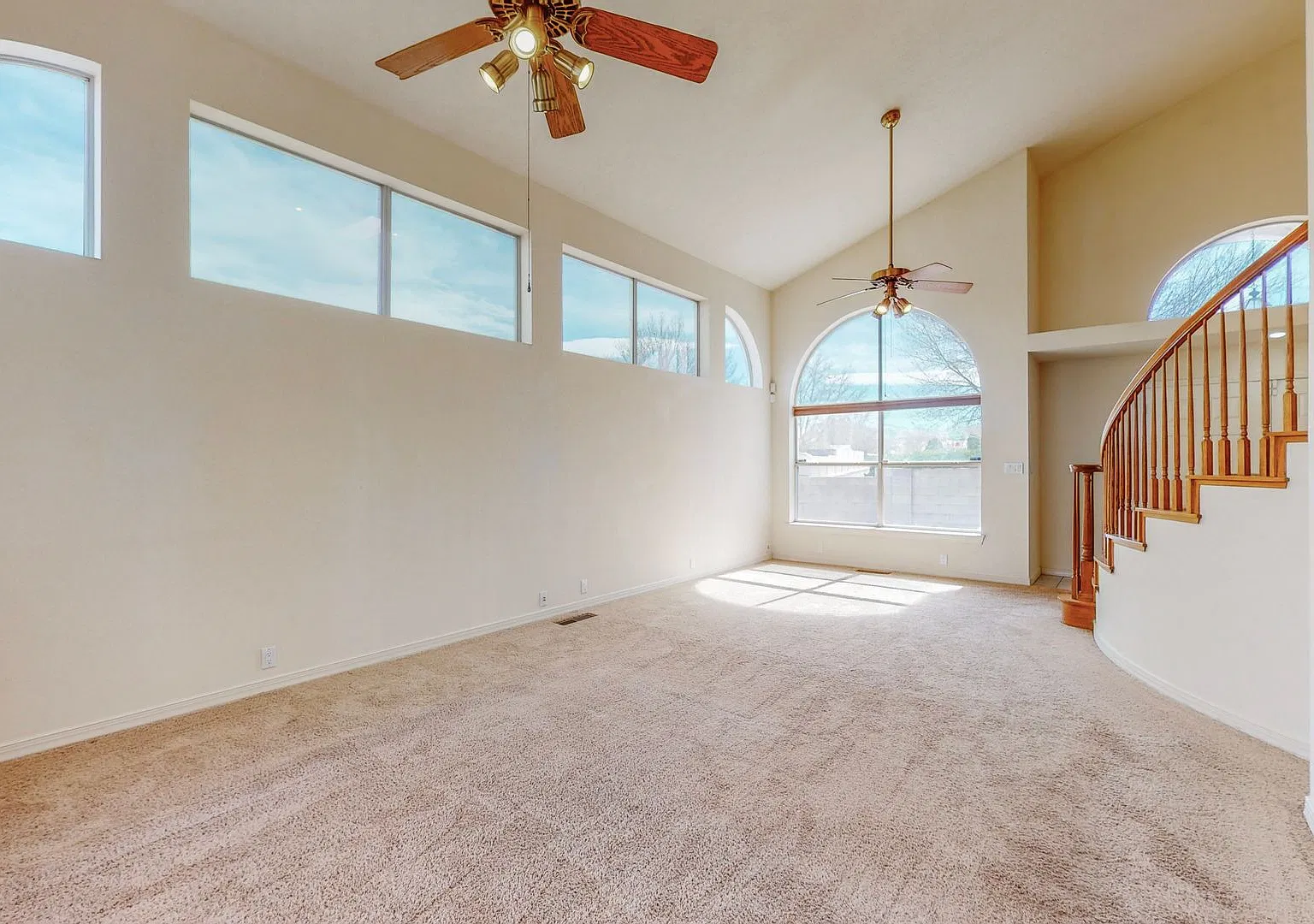 2 story 4 bedroom — Photo 4