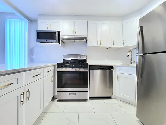 Rented by AZ REALTY NYC LLC | media 21