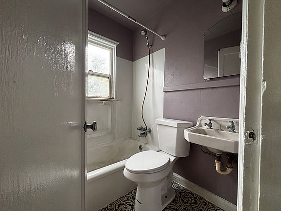 5th image of 503 Puget St NE APT 2