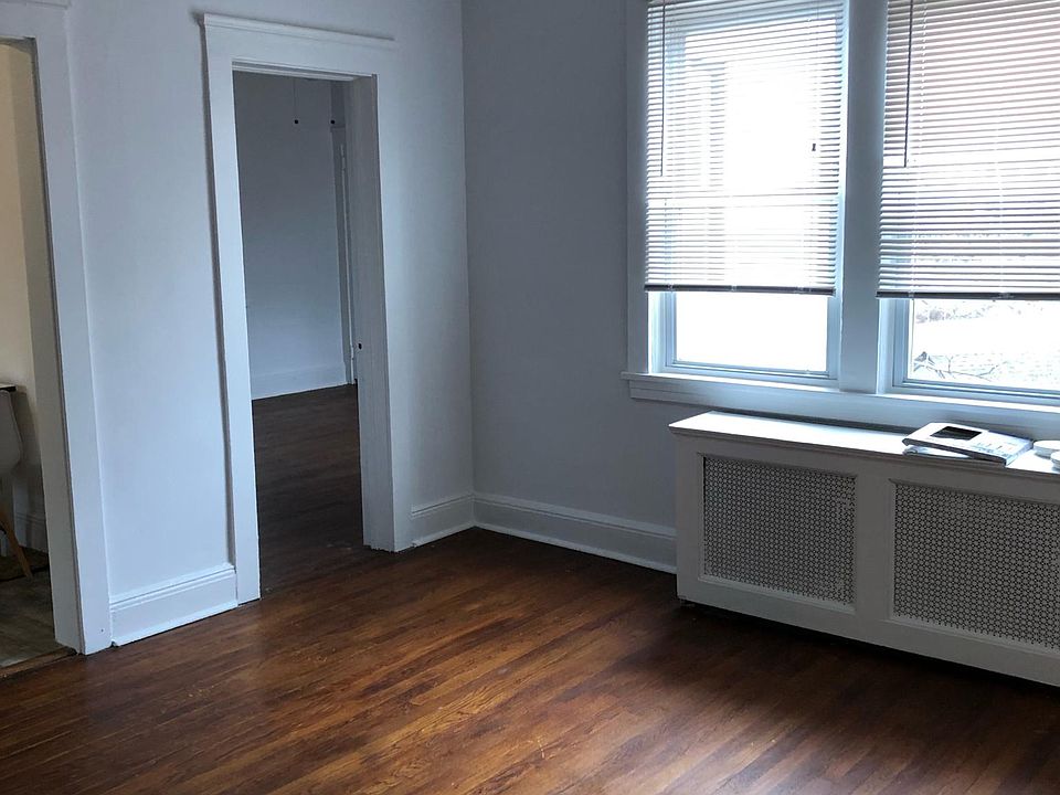 1st image of 10 Deane Pl