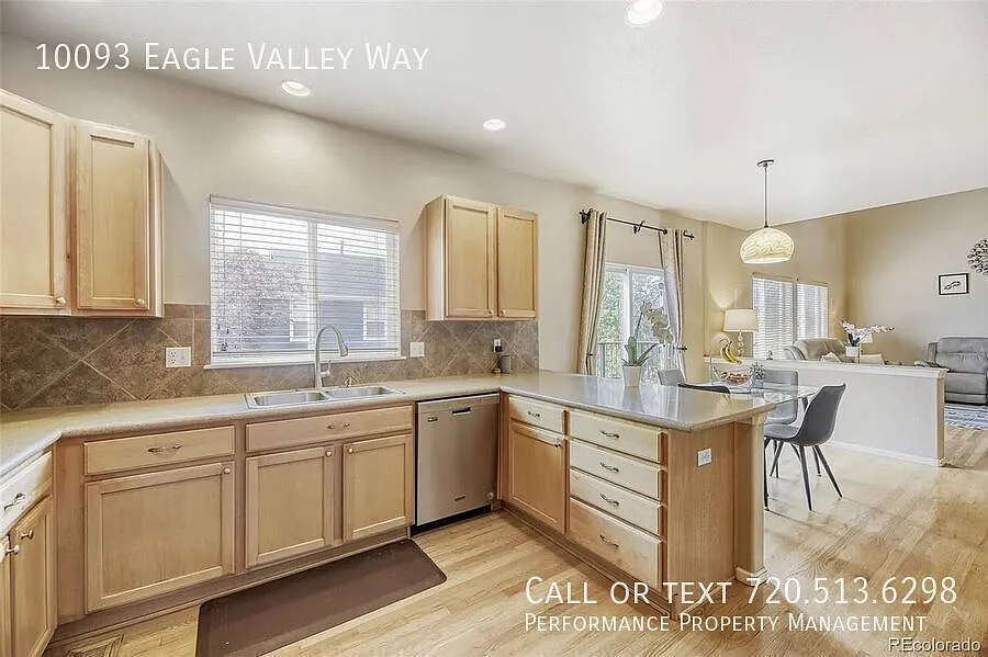 Stunning 3-Bedroom, 3 Bathroom house in Highlands Ranch with Mountain Views — Photo 4