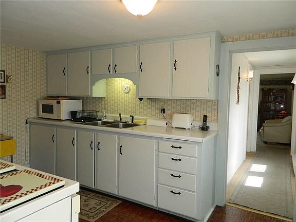 5th image of 115 1/2 Henry St #115-1/2