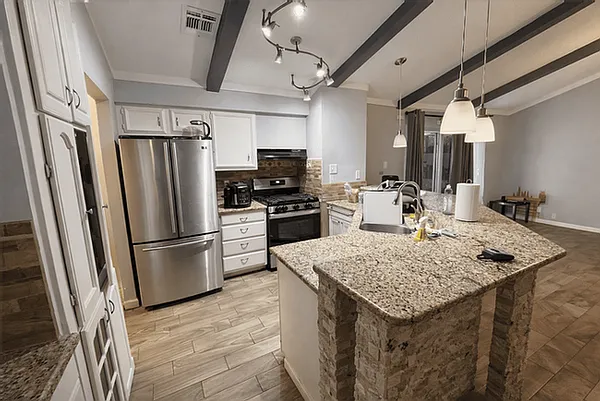 Building Photo - 6506 Forest Grv