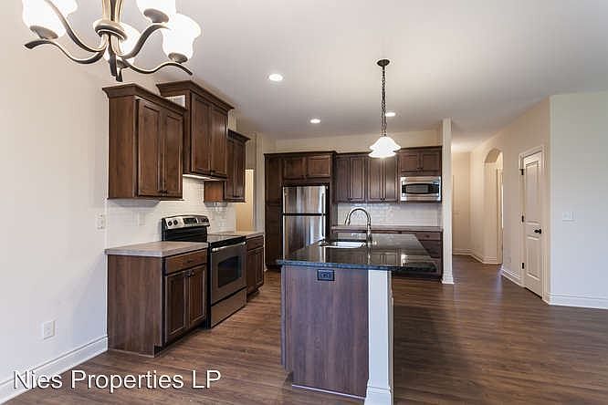 1st image of 930 W Threewood Ct