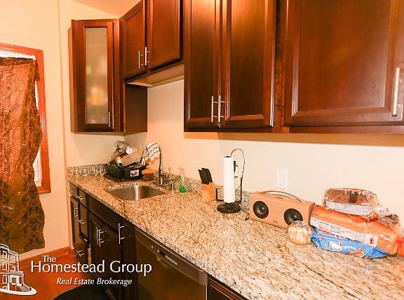 2nd image of 870 W Buckingham Pl #Chouse