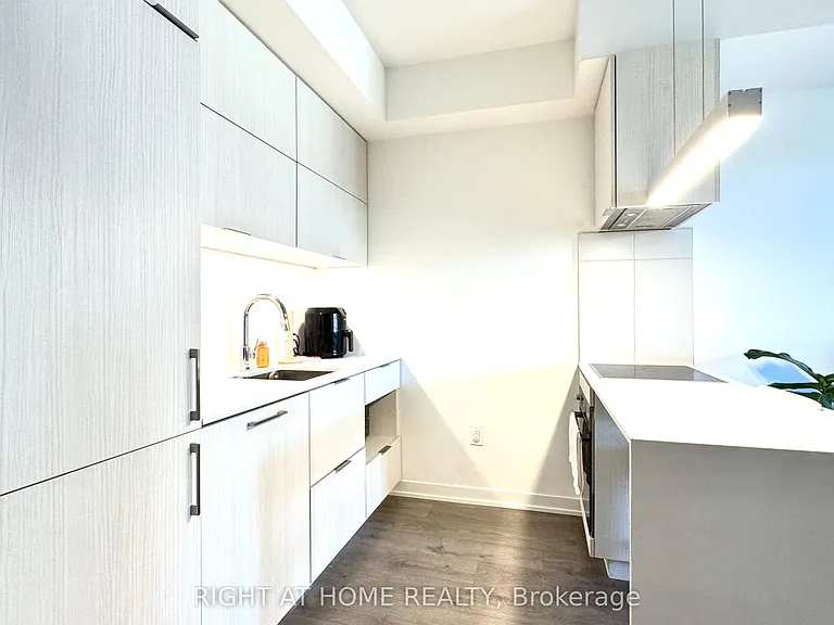 20 Richardson St #404 — Photo 5