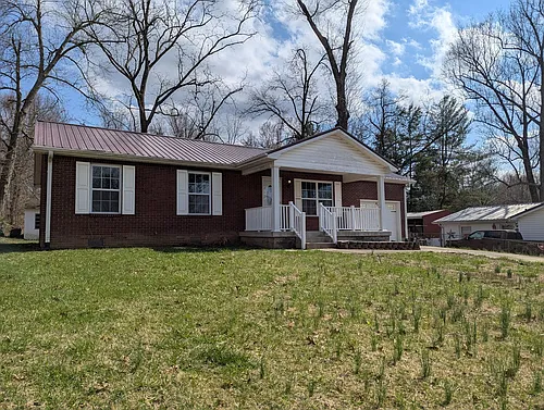 398 Pinewood Dr Photo 1