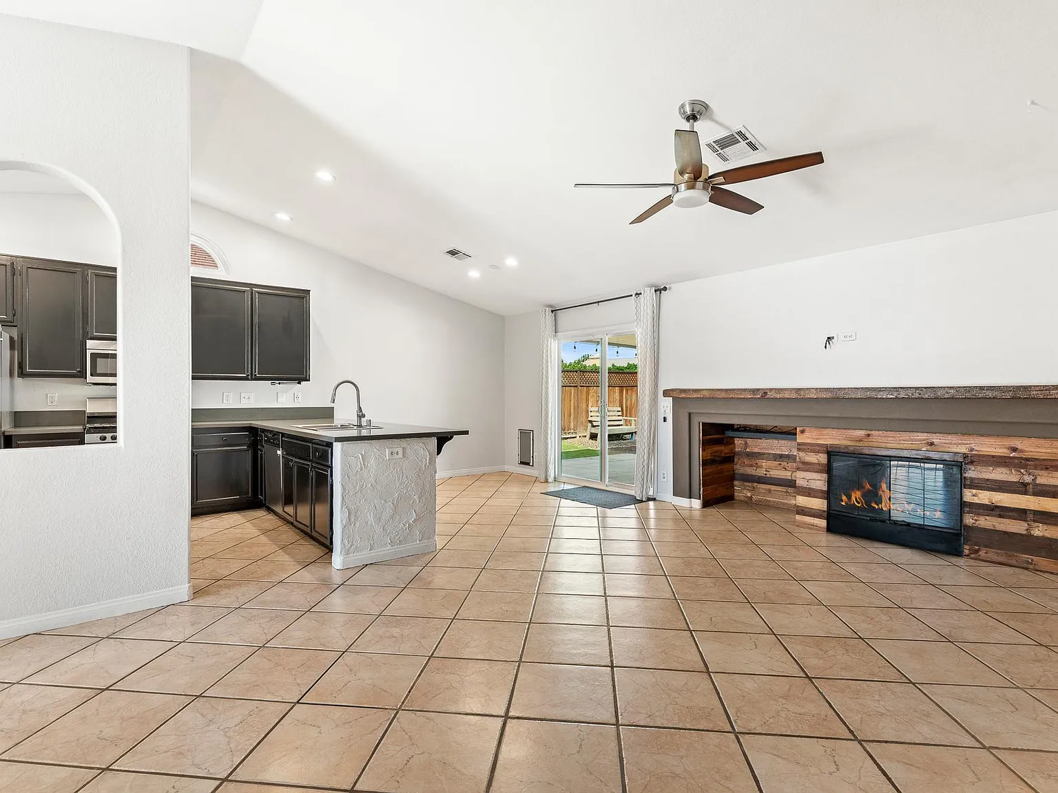 3 bed, 1186 sqft, $2,900 — Photo 4