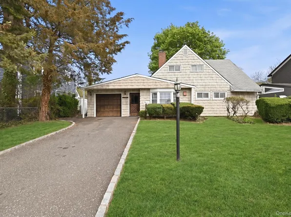 15 Bird Lane, Hicksville, NY 11801