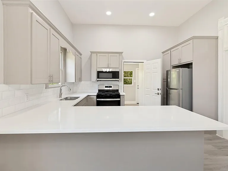1159 San Bernard St — Photo 17