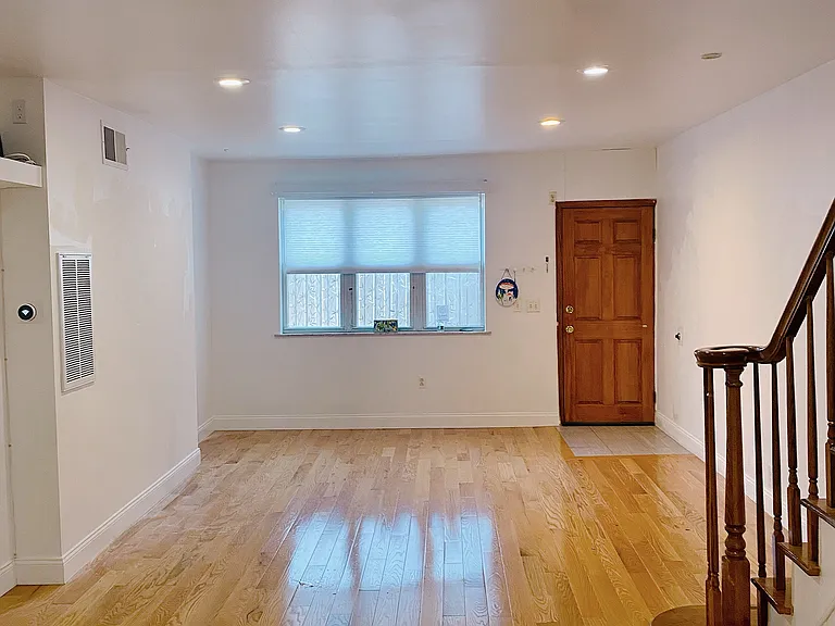 923 Mountain St — Photo 1