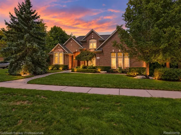 3751 Lake Forest Dr, Sterling Heights, MI 48314