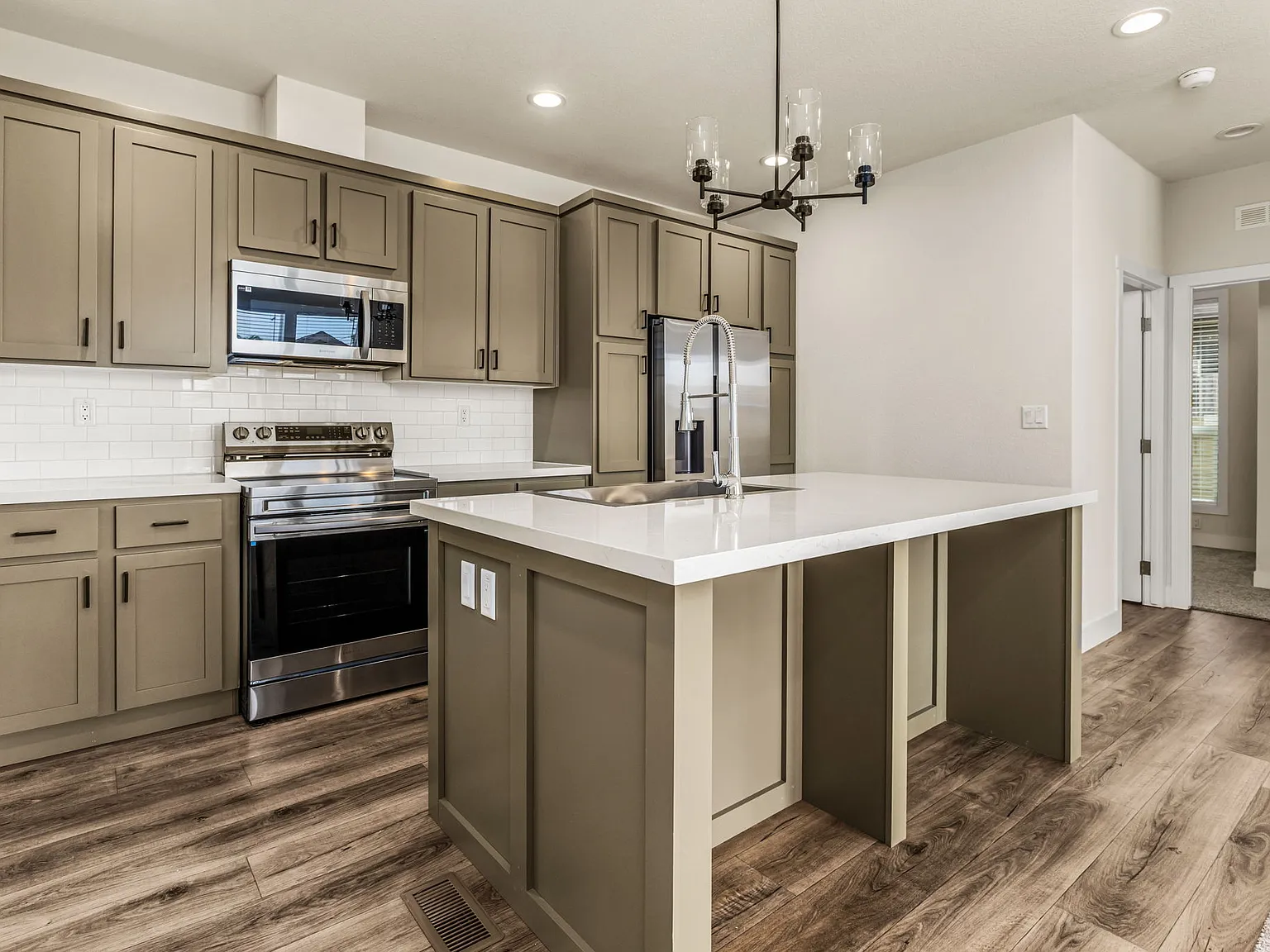 3 bed, 994 sqft, $4,295 — Photo 4